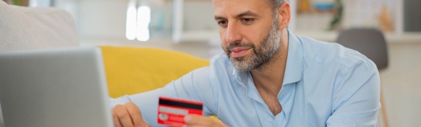 Homme faisant des achats en ligne avec une carte de crédit