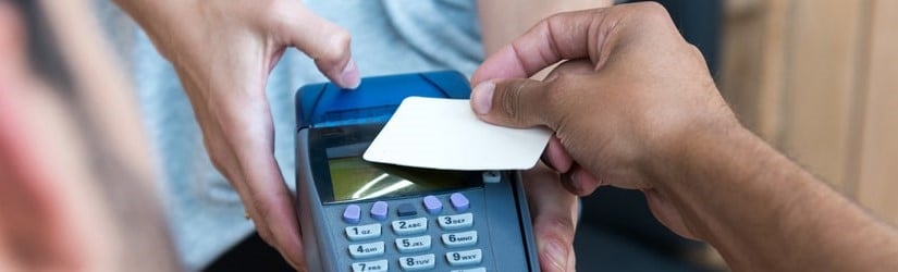 focus sélectif sur le paiement par carte de crédit et par terminal dans les cafés